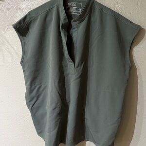 FIGS Women’s scrub top. PO#2491 Bonsai. Size large in excellent condition.